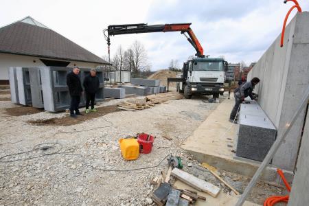ŠIRITEV POKOPALIŠČA CERKNICA 07 FOTO LJUBO VUKELIČ